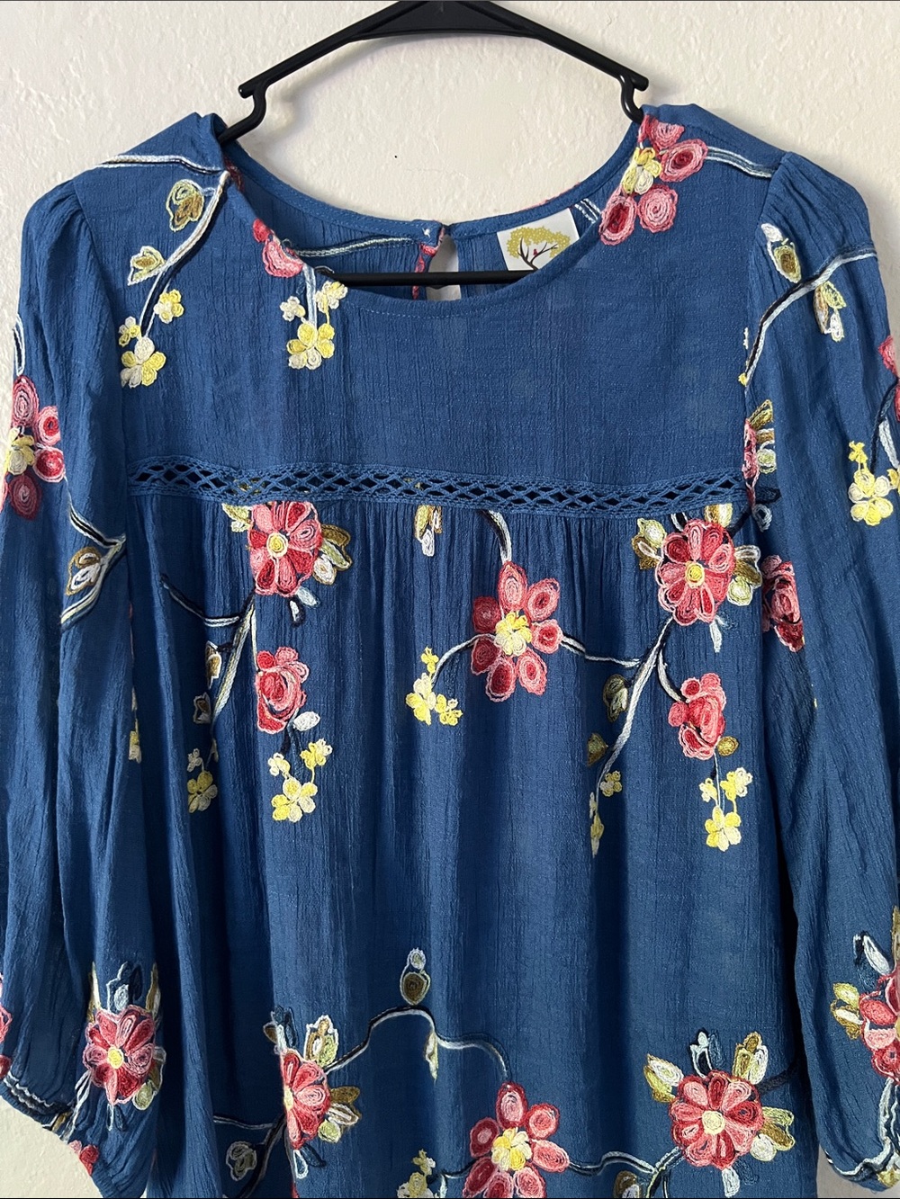 Like New! FIG and Flower Boho Embroidered Navy Floral Peasant Top Size L - Picture 2 of 11